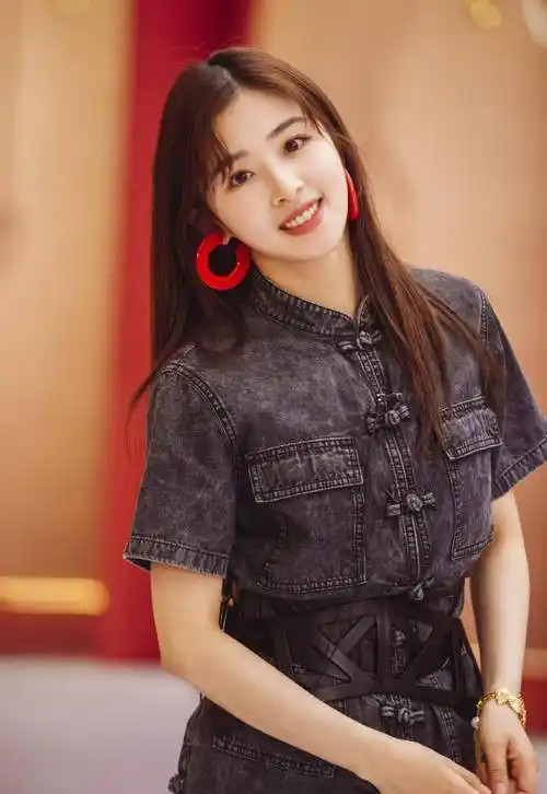 有漂亮酒窝的女星只服这8位,个个肤若凝脂,一颦一笑尽是风情_张含韵