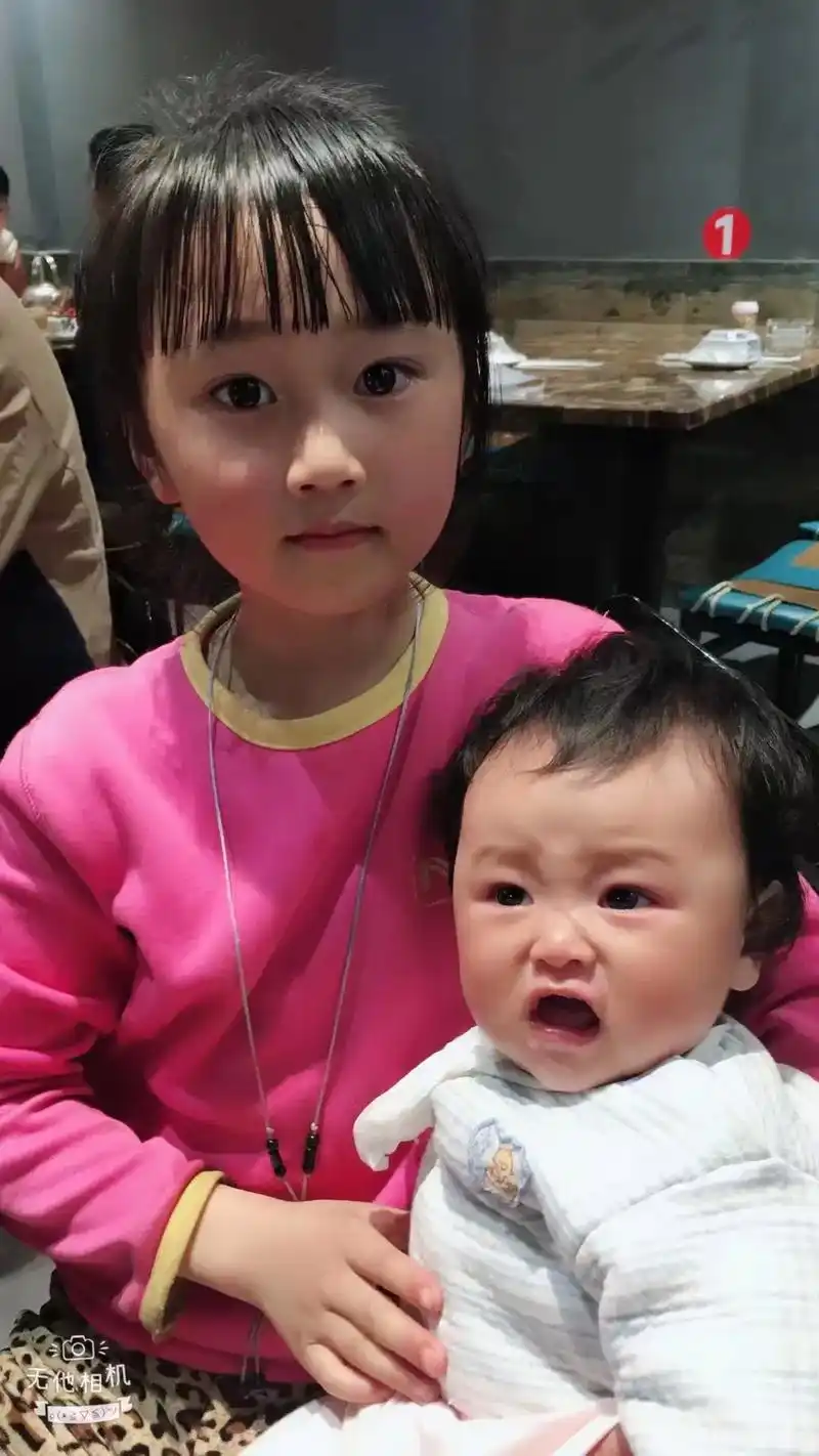 翻出俩闺女小时候的照片,真是超级可爱哇,不知不觉,孩子们长大 - 抖音