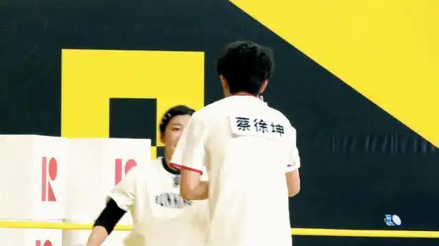 《奔跑吧》撕名牌时开启"唠嗑模式" 结果一出手就撕掉了蔡徐坤名牌