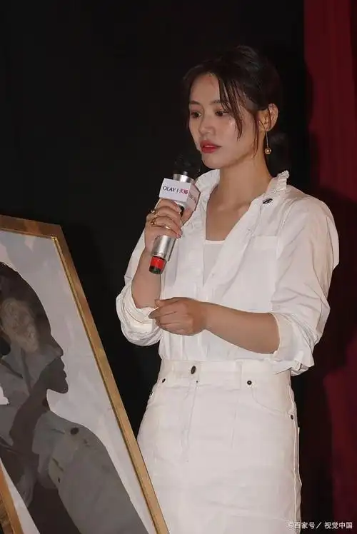 上海地铁偶遇马思纯:瘦美个子高,笑眼弯弯