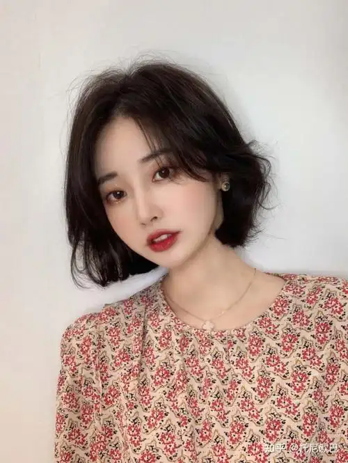 短发烫发发型2021时尚有个性备受女生青眯