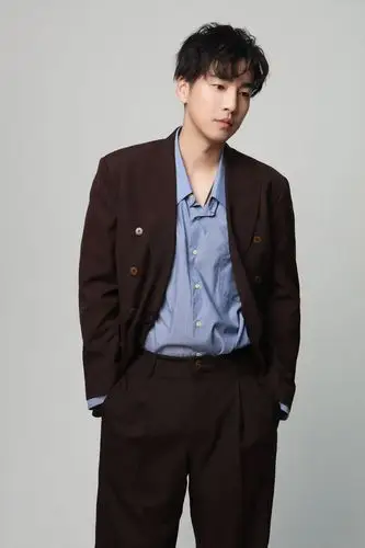 邹廷威写真曝光化身洒脱不羁复古绅士