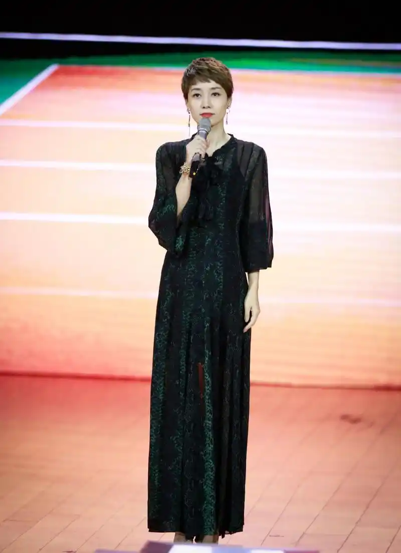 马伊琍现身活动,身穿黑色蕾丝连衣裙搭配经典短发,43岁秒变23岁