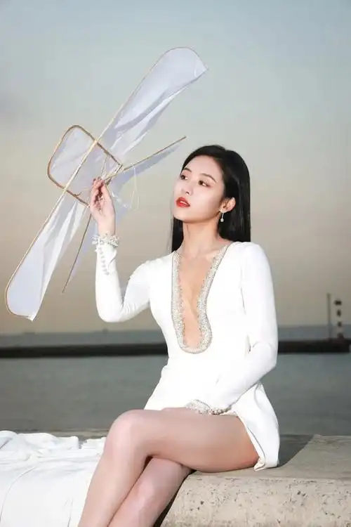 孙芮一袭白色高开衩长裙,干净简洁,雪肌长腿,展现优秀身材比例|深v
