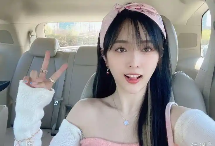 吴宣仪穿粉红露肩装亮相,锁骨迷人空气刘海超甜美出新高度_漂亮_照片