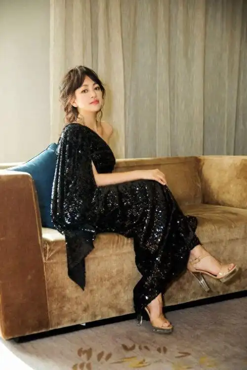 罗海琼不愧是华谊总裁夫人穿亮片裙走红毯气场比别人强