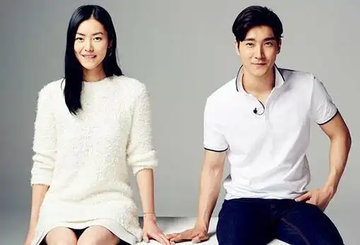 崔始源昨晚自称单身求有缘人 刘雯今晨现身首尔