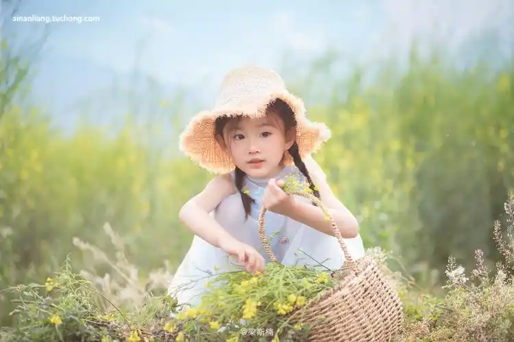 在小女孩自家的菜地给她拍一组照片.我的人像摄影班开