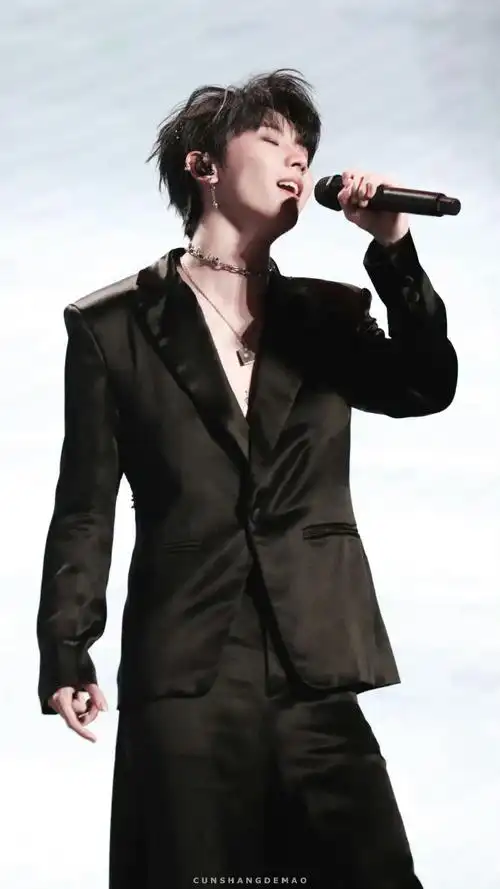 马嘉祺颈链#马嘉祺演唱会造型,身穿黑色露背西装,颈链深v!