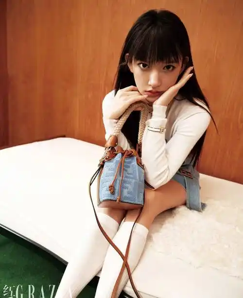 程潇最新杂志大片出炉,火辣短裤秀大长腿,高跟鞋和包包创意十足!