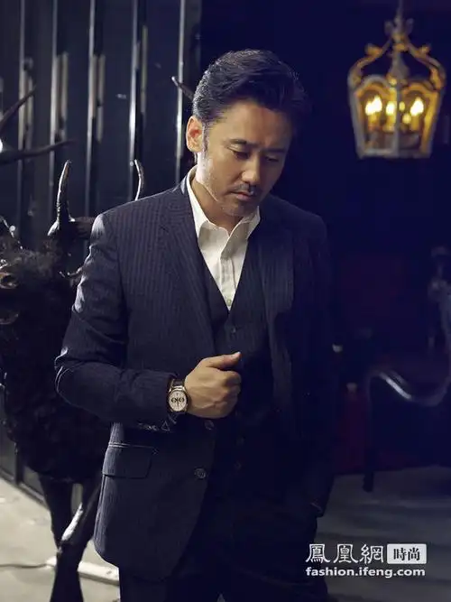 吴秀波曝写真眼神忧郁尽展熟男魅力