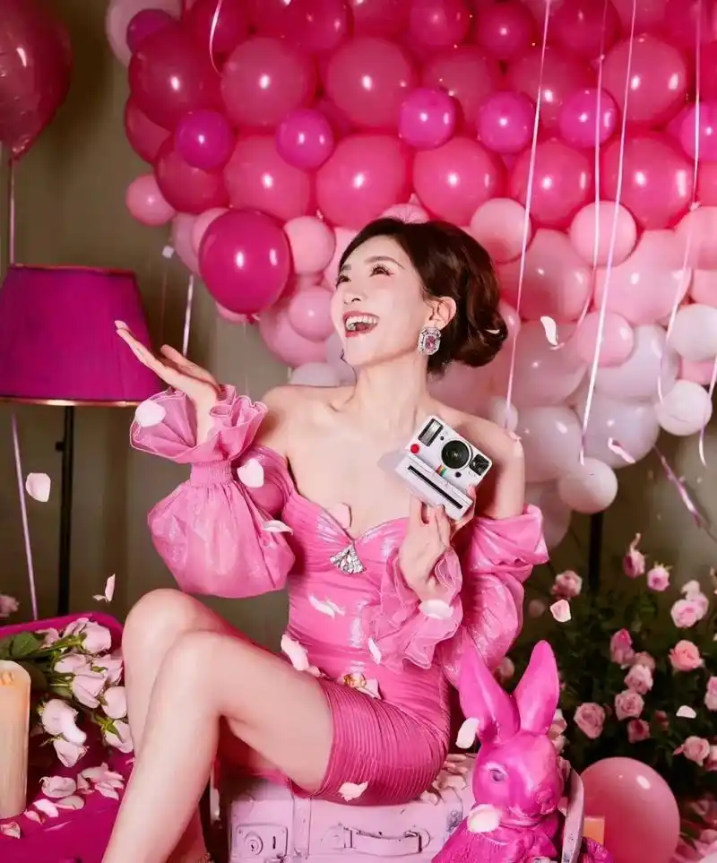 江疏影37岁生日写真照,满满的少女感,穿芭比粉亮相美翻天!