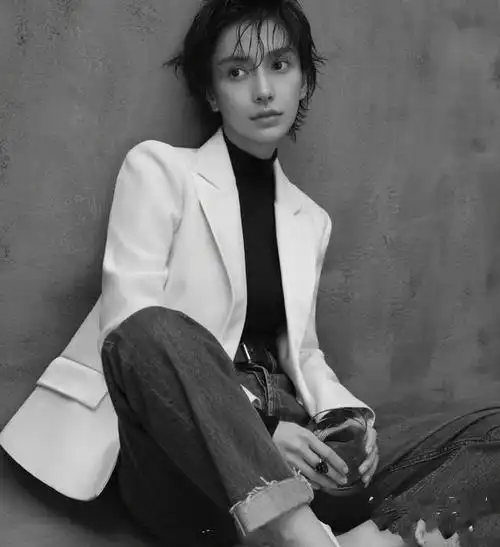 angelababy又换新风格,西装搭阔腿裤高级感,新短发美的不像话!