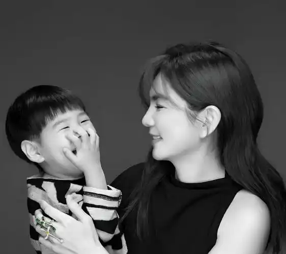 林心如首带女儿做关爱儿童活动,小海豚环抱妈妈很乖巧_孩子_母亲_照片