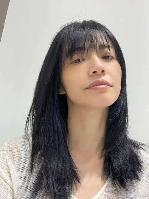 41岁姚晨晒素颜自拍照,角度怪异五官比例失调,刘海减龄美似少女_照片