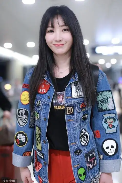 柳岩39岁生日后现机场心情好 甜笑比心青春气满满