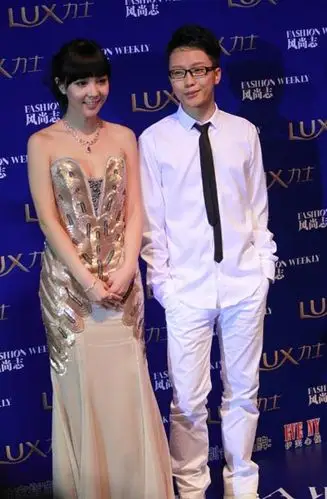 李玉刚助阵颁奖礼 时尚亮相变身"白马王子"