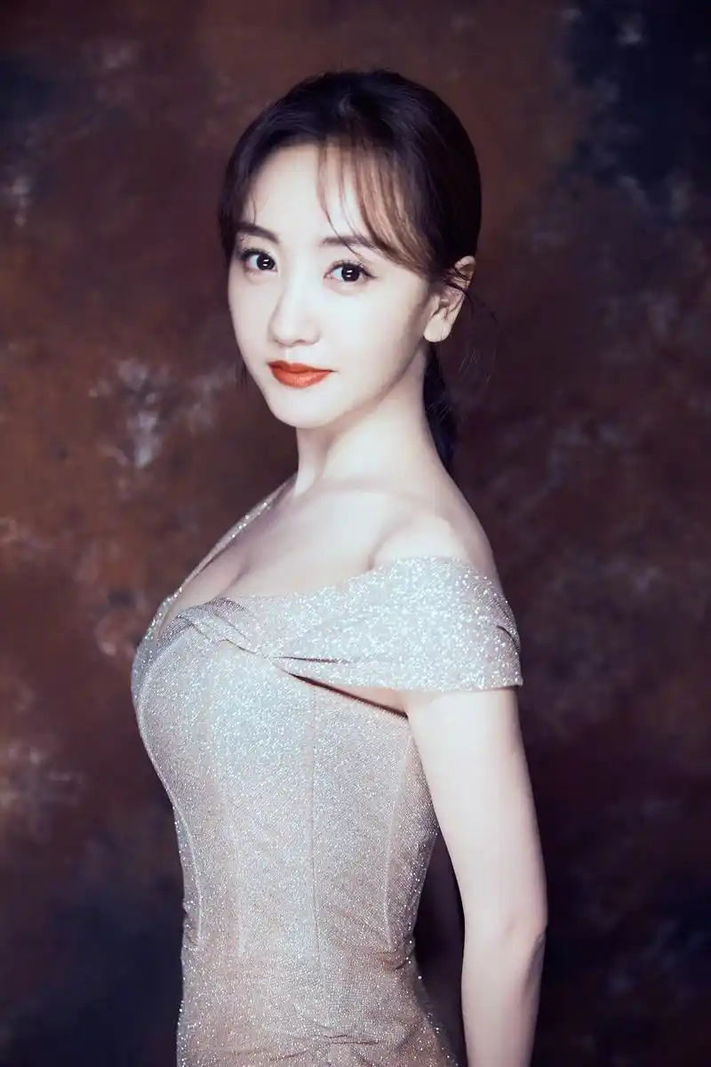 演员杨蓉身着一袭金色一字肩礼服出席某品牌高级珠宝晚宴,修身的长裙