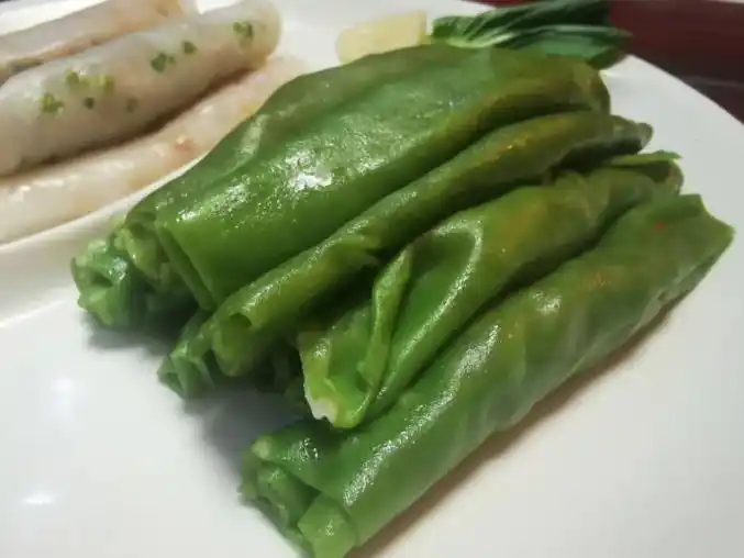 风情烫皮这一平民美食沿袭这一古老的手艺大街小巷的烫皮店主用自己的