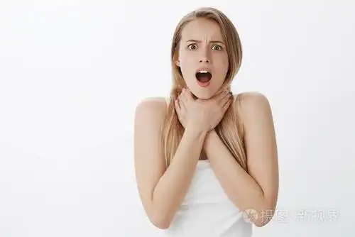 受苦受难的女人喉咙飙升, 感觉就像用双手皱着眉头, 张开嘴抓脖子