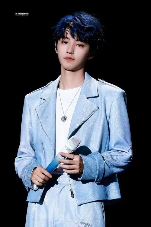 王俊凯牛仔套装机场路透