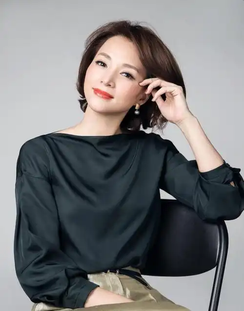 "央视一姐"到口碑崩塌,变农村大姐,49岁的董卿,到底经历了什么?