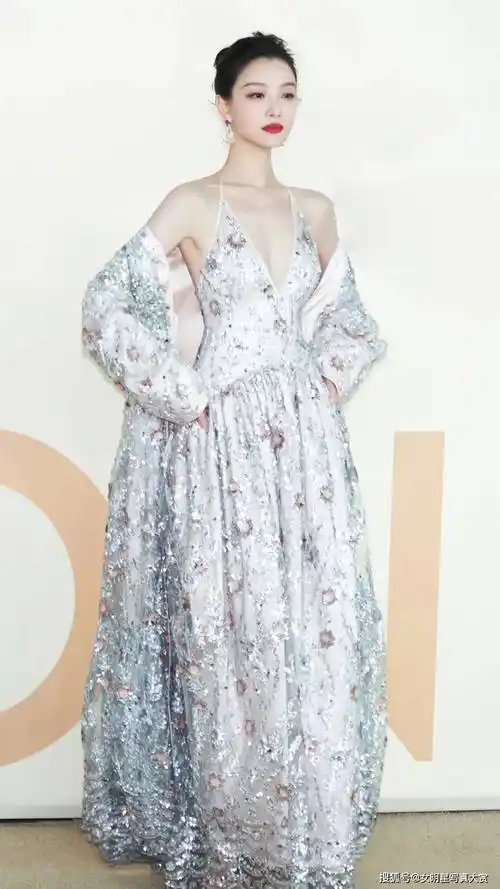 【倪妮性感写真美图】立体花卉刺绣服,嫣然动人,vogue盛典_造型_时尚