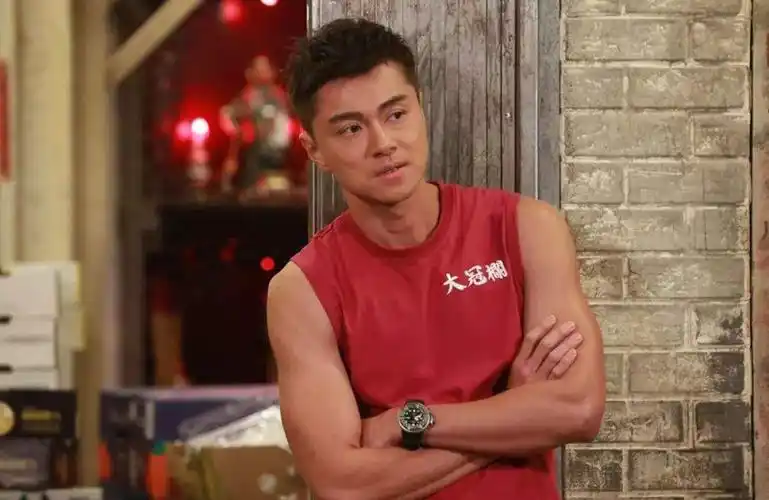 香港著名演员黄浩然通过出演十万火急进入演艺圈