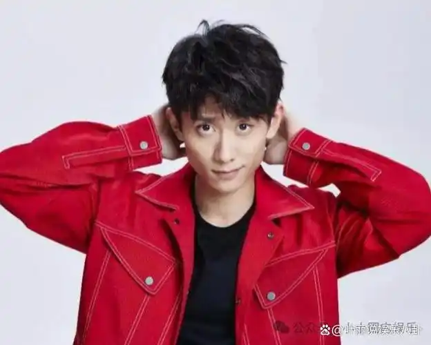 杨紫遭遇官博不公待遇,粉丝愤怒声讨说完了张一山,咱们再来看看另一位