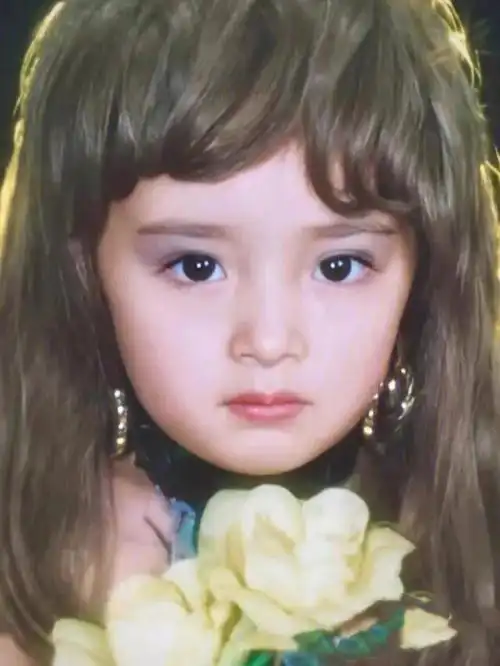 杨幂小时候的照片很可爱你们知道几个