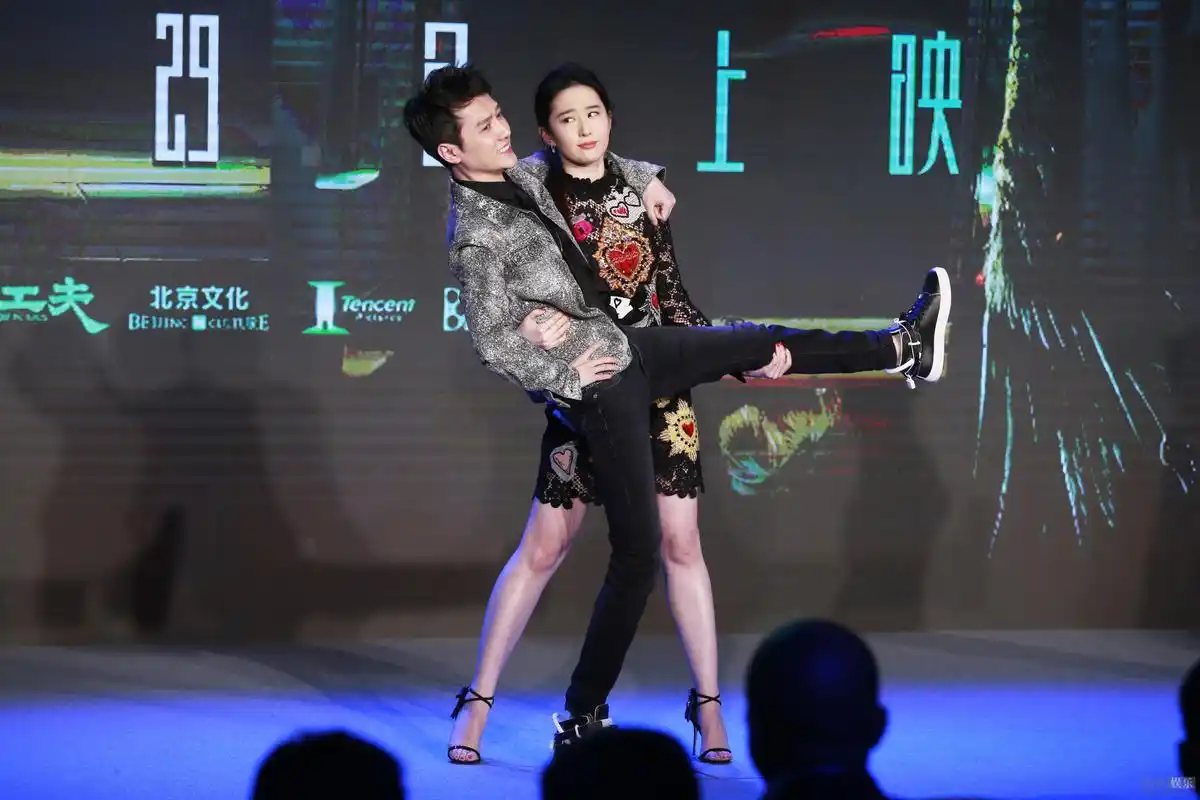 二代妖精刘亦菲公主抱冯绍峰