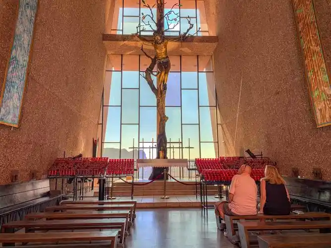 圣家堂是位于巴塞罗那的一座天主教教堂,由天才设计师安东尼·高迪