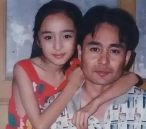 2杨幂至于gay的问题,主要是因为当初汪苏泷和尤长靖炒作过一段时间的