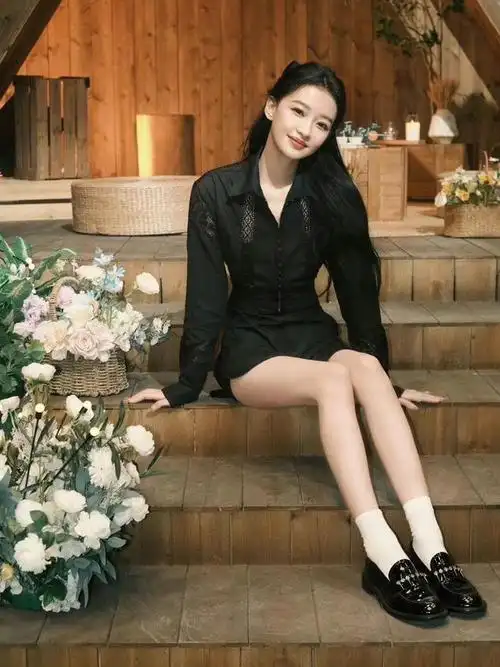 孙怡纽约活动出席,灰丝穿搭难掩170长腿,圆脸,白皮美如瓷娃娃