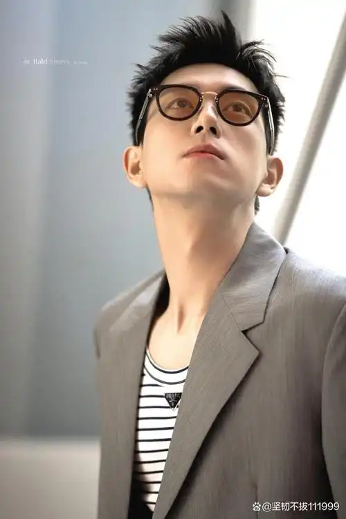 李现地上坐着看街头表演网友大呼接地气瞬间引爆话题热度