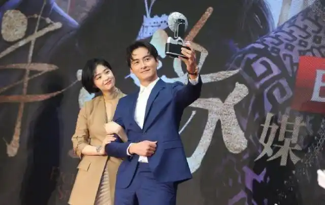 郑元畅也表示和蒋欣的搭档"有太多太多惊喜",透露和蒋欣通过网络语音