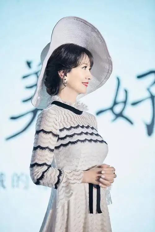 赵雅芝新造型复古摩登 牵手小粉丝风采依旧
