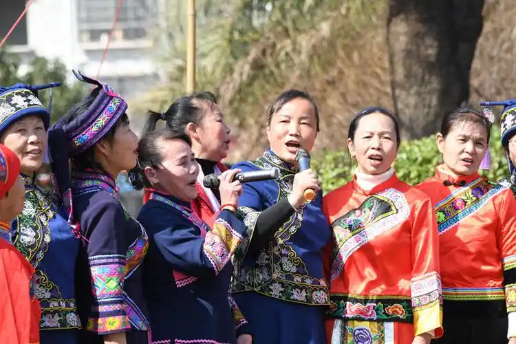 歌手在对唱山歌.