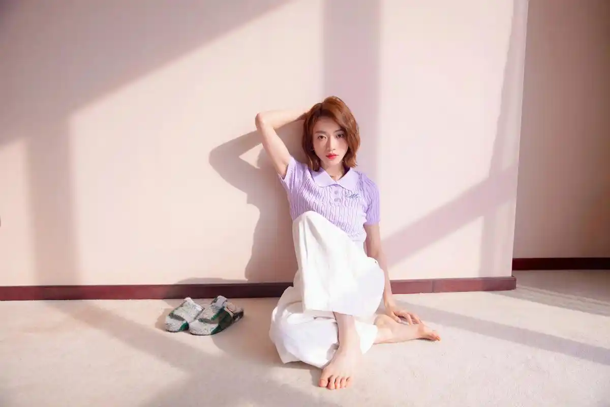 演员吴谨言光脚拍摄写真集,2018年,吴谨言凭借宫斗剧《延禧攻略》获第