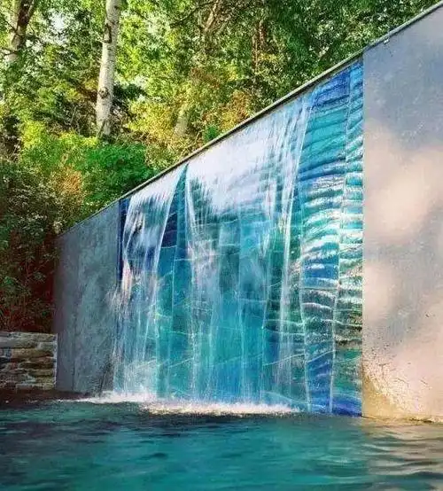 流水景墙邂逅自然的朦胧水流
