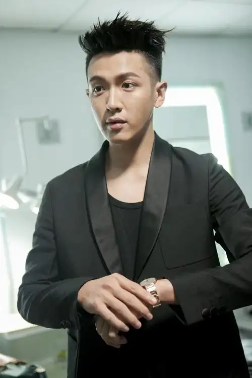 柯震东以伯爵altiplano金质鍊带腕表入镜.