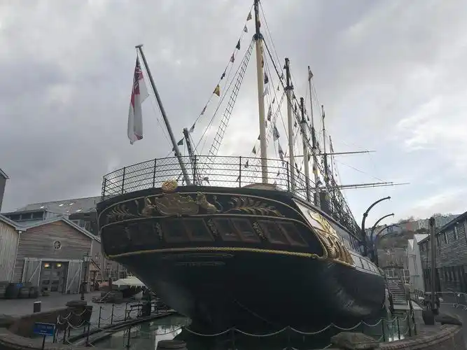 1843年isambard kingdom brunel建造的第一艘螺旋桨驱动远洋铁船,名为