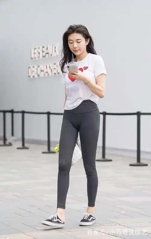 街拍美图:紧身上衣和运动裤,勾勒出完美的曲线,秀出了迷人身材