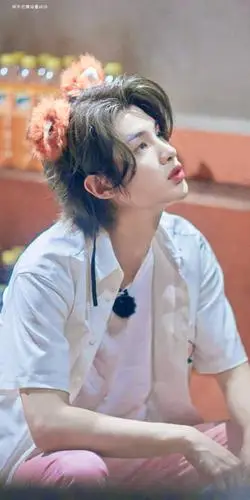 黄明昊超话粉丝大咖   关注 g 私信 = 超过 70 万人正在使用 他的