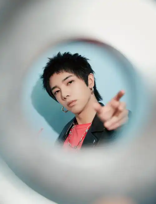 华晨宇城市猎人造型时尚帅气写真