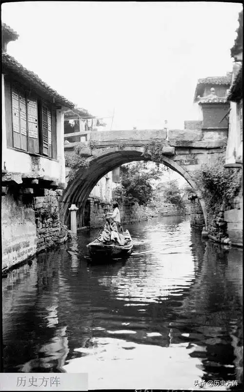 民国时期,原生态的江南水乡水路发达,河边的姑娘是一道亮丽风景