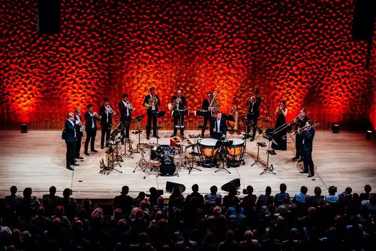 德国布朗斯铜管乐团是一支由12名来自不同的管弦乐队(如德国柏林爱乐