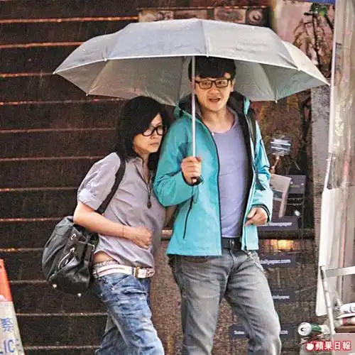 47岁邵美琪怀孕了? 甜蜜依偎小男友施祖男(图)