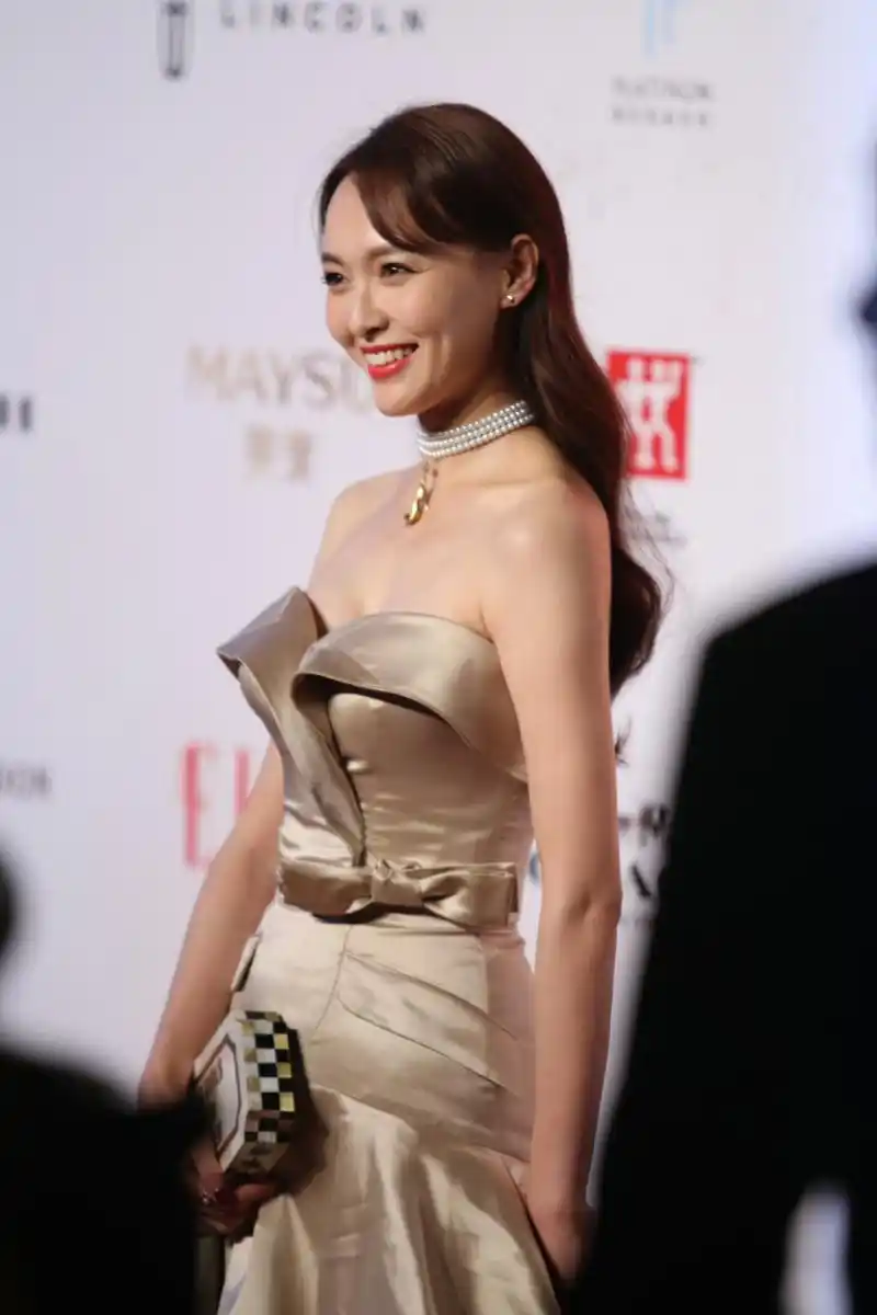 唐嫣红毯现场,低胸长裙浑圆饱满#唐嫣# #娱乐最前沿# #明星