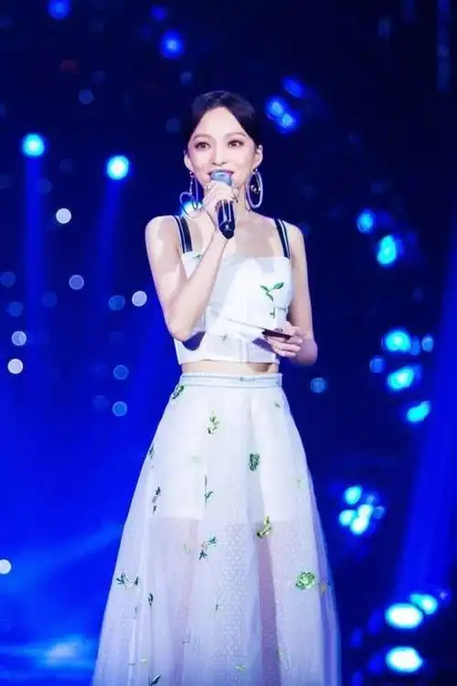 155的冯提莫遇上158的张韶涵,高下立见,网友:太尴尬!